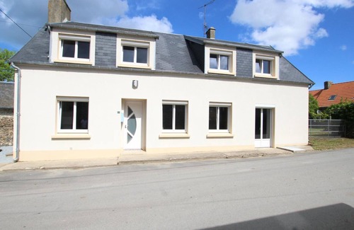 Saint-Germain-sur-Ay Cottage | Country house near beaches, pets allowed, parking