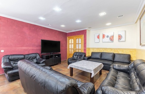 Mascaraque House | Country House 'Casa Rural Kalfonso' with Private Garden, Wi-Fi and Air Conditioning