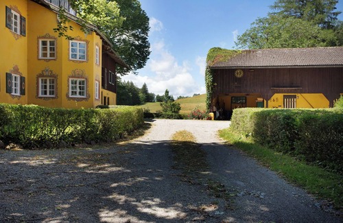 Siegsdorf Cottage | Country House 'Gutshof An Der Alten Linde' with Private Garden and Wi-Fi
