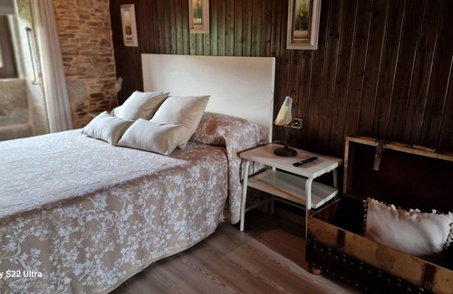 Coristanco Cottage | Country House 'Hórreo' with Private Garden, Balcony and Wi-Fi