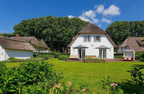 Nieblum House | Country house under the linden trees