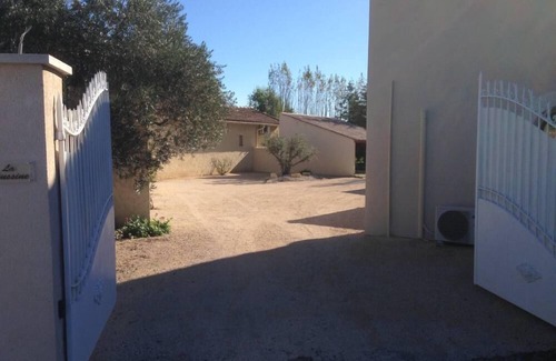 Courthezon House | Country house with 3500 m2 garden enclosed by a river and private swimming pool