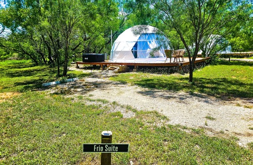 Jourdanton House | 🏕Country Side Stay In a Geodome 40 min. to San Antonio🔥