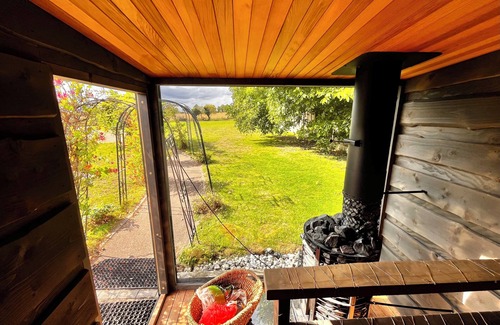 Fowlmere House | Countryside Retreat - Indoor Pool, Sauna, Hot Tub - Ideal for long Stays
