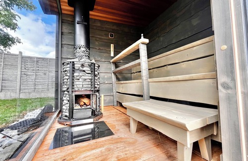 Fowlmere House | Countryside Retreat - Indoor Pool, Sauna, Hot Tub - Ideal for long Stays