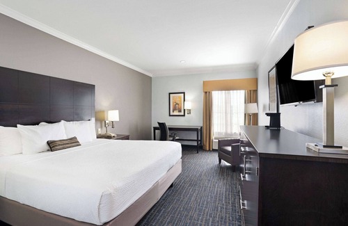 Westchase Hotel | Couple Stay | 2 Miles from Vibrant Chinatown | Free Parking