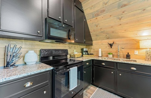 Jasper House | Couples Retreat with Hot Tub & View!