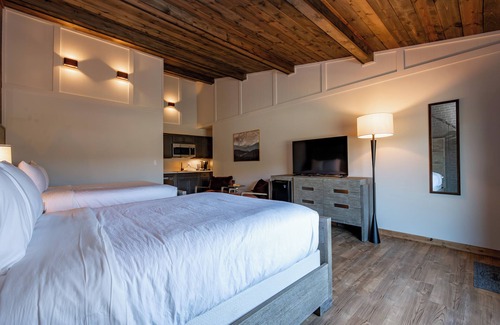 Thayerville Hotel | Cove Creek Lodge 203: Poolside Double Queen Room