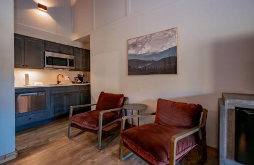 Thayerville House | Cove Creek Lodge 209 Standard Double Queen Room