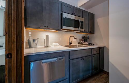 Thayerville House | Cove Creek Lodge 209 Standard Double Queen Room