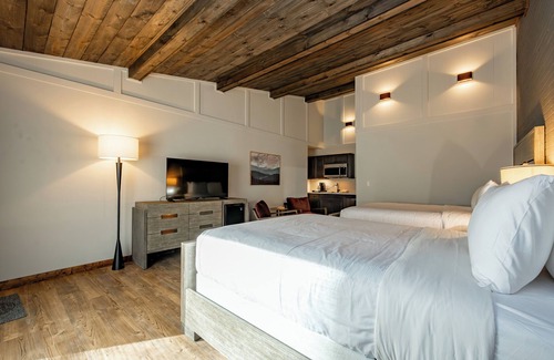 Thayerville Hotel | Cove Creek Lodge: 215 Standard Double Queen Room