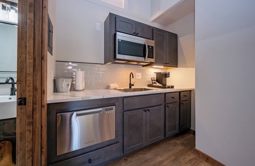 Thayerville Hotel | Cove Creek Lodge: 219 Lakeside Executive King