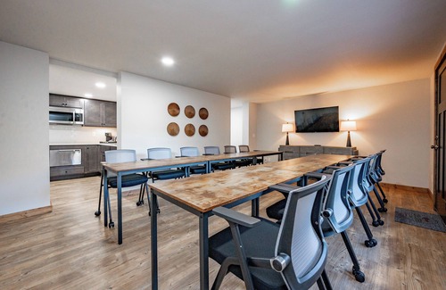 Thayerville Hotel | Cove Creek Lodge: 219 Lakeside Executive King
