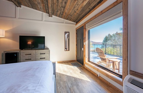 Thayerville Hotel | Cove Creek Lodge: 219 Lakeside Executive King