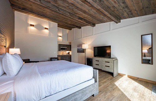 Thayerville Hotel | Cove Creek Lodge: 219 Lakeside Executive King