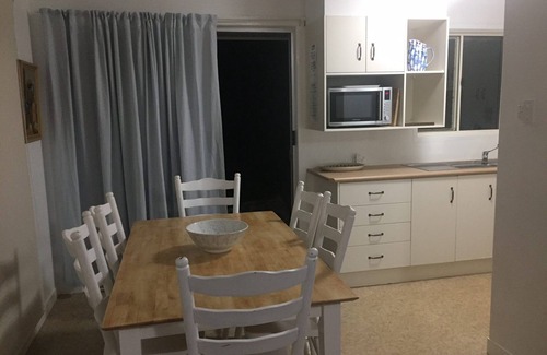 Hat Head House | *Covered outdoor Area* New Bathroom*Linen not included* Direct Creek access*
