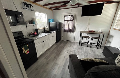 Richland Springs Cabin | Coyote Country White Cabin 1BR/1BA on a tall hill