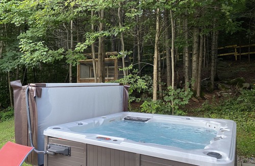 Saint-Gabriel-de-Valcartier House | Cozy house with spa 10 minutes from Village Vacances Valcartier.