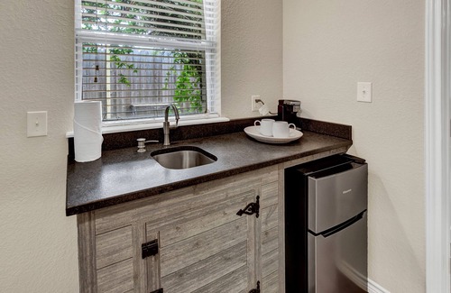 Fredericksburg Cottage | Cozi Cottage With Hot Tub! - 2 Min to Wineries!