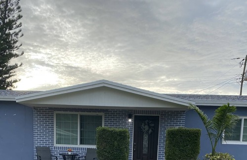 Boulevard Heights House | Cozi three bedroom home, family friendly and pet friendly great for vacation.