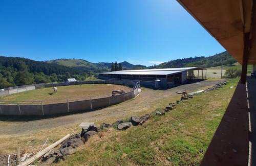 Roseburg Apartment | Cozy 1-bedrm apartment near Wildlife Safari with fitness room on the horse ranch