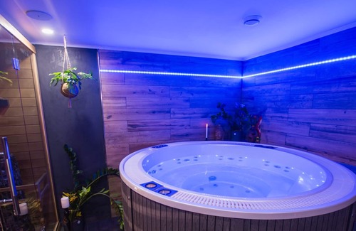 Veleslavin Apartment | Cozy 1-bedroom Sauna studio in beautiful Prague with WiFi, AC, FREE BREAKFAST