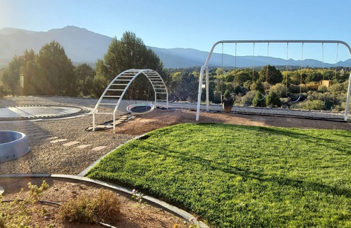 New Harmony House | Cozy 1 Bedroom, 1 sitting area. 1 full Bath Casita w/ beautiful mountain views.