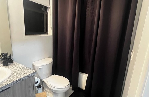 Hialeah Apartment | Cozy 1-bedroom apartment in awesome Hialeah with AC