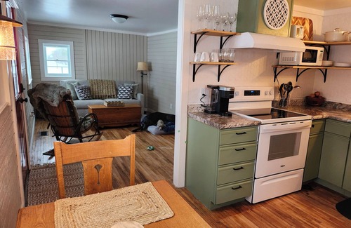 Grawn Cottage | Cozy 1-bedroom cottage on a horse farm 15 minutes from Traverse City