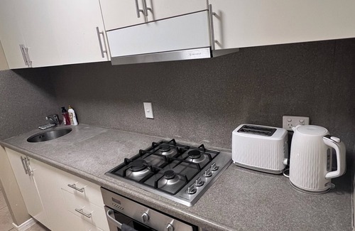 Emerald House | Cozy 1-bedroom fully furnished unit in marvelous Emerald with WiFi, AC, Laundry