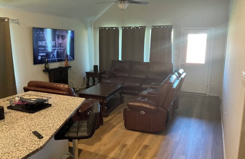 Clodine House | Cozy 1-bedroom house with fitness room, WiFi in welcoming Richmond