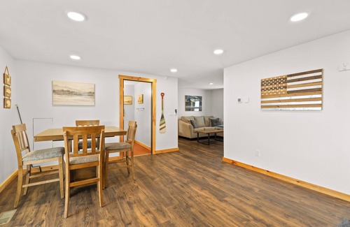 Remsen House | Cozy 1 Bedroom Lakehouse- Adjacent from Hinkley