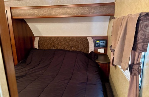 Tuscola House | Cozy 1 bedroom RV in tranquil in the Hills of Tuscola with AC relaxing