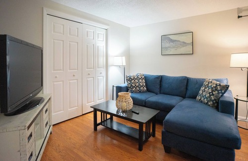 Center Apartment | Cozy 1-bedroom with WiFi, central air, in unit laundry in enjoyable Manchester