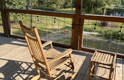 Coker Cabin | Cozy 1 BR Cabin + Sofa Bed - 9 miles to Bryant Denny Stadium!