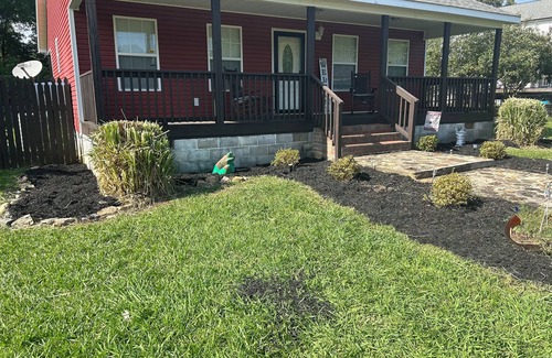 Lancaster House | Cozy 1 BR + Loft + 1 Bath. Conveniently located between CLT & Columbia. Secluded
