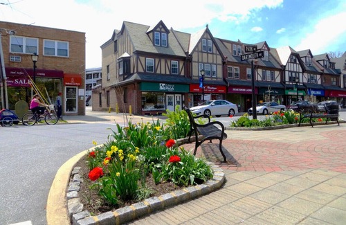 Swarthmore Apartment | Cozy 1B/1B Cottage in Town Center Swarthmore w/Doorstep Parking!