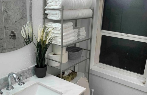 Lake Forest Park Cottage | Cozy 1BR Cottage Near Lake, Trails & City Access