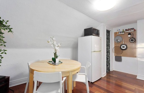 Southmoreland Apartment | Cozy 1BR in Historic Triplex 11