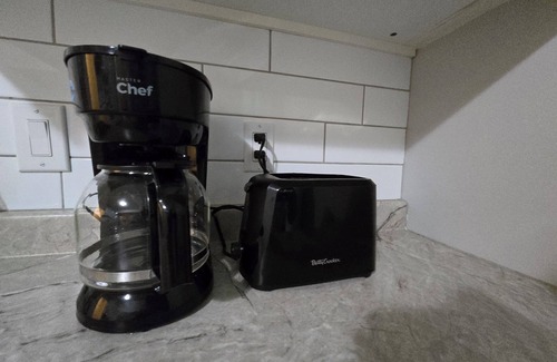 Medicine Hat House | Cozy 1BR Suite | Free Wi-Fi + Netflix | Near Downtown Medicine Hat