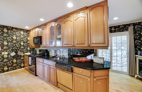 East Stroudsburg House | Cozy 2/3 bedroom house in welcoming Bushkill with Pool Table & Free Amenities.