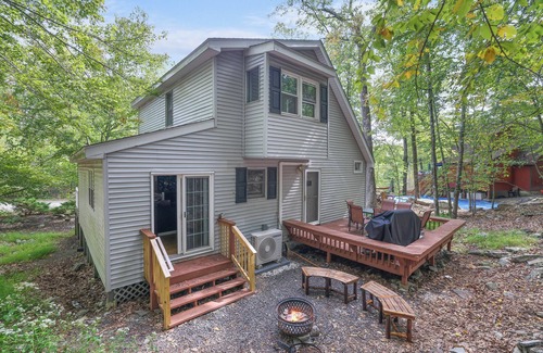 East Stroudsburg House | Cozy 2/3 bedroom house in welcoming Bushkill with Pool Table & Free Amenities.