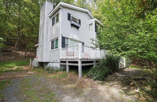 East Stroudsburg House | Cozy 2/3 bedroom house in welcoming Bushkill with Pool Table & Free Amenities.