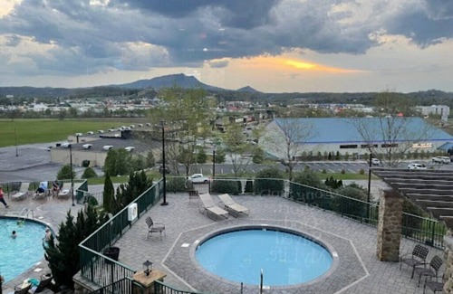 Sevierville Resort | Cozy 2-Bd resort in charming Sevierville with AC, WiFi, fitness room Fam Friend