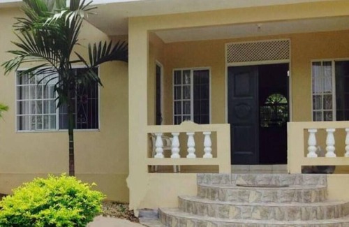 Hopewell House | Cozy 2 bdrm sleeps 4,15 minutes from Montego Bay, beach & attractions close🧡
