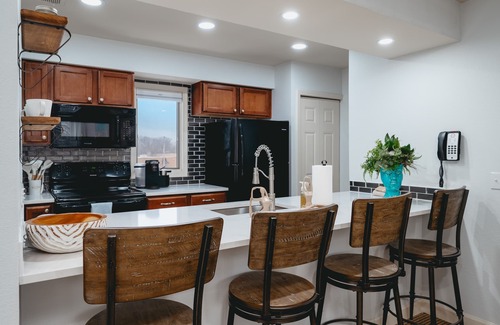 Acme Condo | Cozy 2-Bed Golf Course Condo. Minutes To The Beach!
