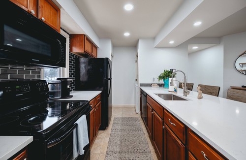 Acme Condo | Cozy 2-Bed Golf Course Condo. Minutes To The Beach!