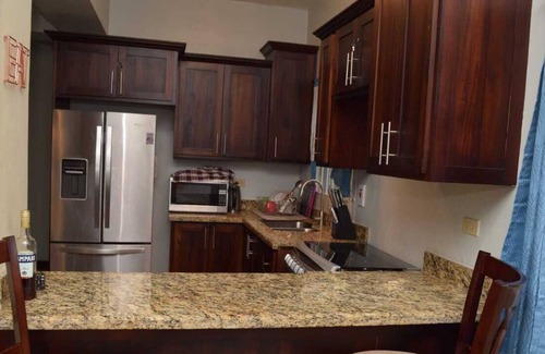 Eastwood Park Apartment | Cozy 2 bedroom 1.5 bathroom in a quiet neighborhood, centrally located.