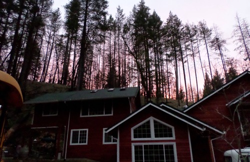 Lakehead House | Cozy 2-bedroom,2bath house in enjoyable Redding with WiFi, AC. 2 creeks