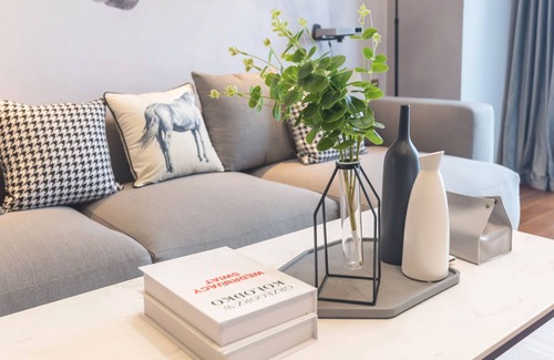 Wuzhong Condo | Cozy 2-bedroom / 5 Star Hotel Service / Lake Front / Close to all Locations !!